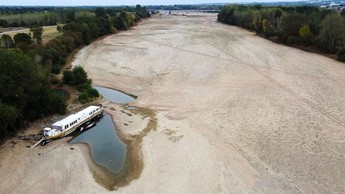 Sungai Loire Prancis Kering Kerontang Kekeringan akibat gelombang panas melanda Prancis. Bahkan, gelombang panas itu membuat Sungai Loire kering kerontang. Kapal dan perahu pun tak bisa beroperasi.