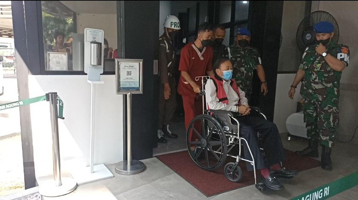 Surya Darmadi keluar Gedung Kejaksaan Agung menggunakan kursi roda. Surya Darmadi keluar Gedung Kejaksaan Agung menggunakan kursi roda.