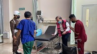 Terlihat Surya Darmadi berbaring di atas ranjang mengenakan kemeja putih lengan panjang dan celana hitam. Rompi tahanan berwarna pink yang sebelumnya dipakai juga terlihat dicopot.Kejagung menerangkan pemeriksaan terhadap Surya Darmadi sudah berjalan di Gedung Bundar Kejagung RI. Namun dihentikan sementara karena Surya Darmadi mengeluh sakit di dadanya. Dihentikan sementara untuk pemeriksaan medis. Ya benar (sakit) masih kita lakukan pengecekan medis. Pemeriksaan sudah jalan sebentar, tiba-tiba kondisi tersangka drop atau sakit mengeluh dadanya sakit, kata Kapuspenkum Kejagung Ketut Sumedana saat dihubungi, Kamis (18/8/2022).  (Wildan Noviansah/detikcom)