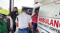 Surya pun kembali masuk ambulance. (Wildan Noviansah/detikcom)