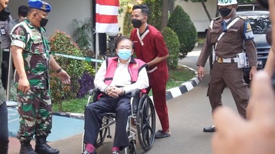 Potret Tersangka Korupsi Rp 78 T Pakai Kursi Roda, Lalu Dibawa ke RS