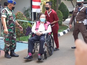 Surya Darmadi Ngeluh Sakit, Dicecar 9 Pertanyaan Sebelum Dibawa ke RS