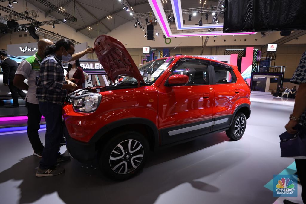 Pengungjung GIIAS 2022 melihat-lihat  mesin mobil keluaran terbaru Suzuki, S-Presso. Khusus hingga 21 Agustus 2022, Suzuki memberikan penawaran khusus bagi konsumen.