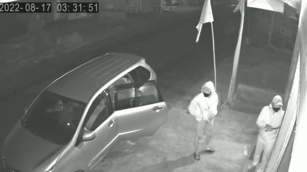 Tangkapan layar CCTV konter HP yang kebobolan 27 hp di Blitar