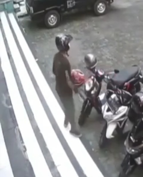 Tangkapan layar pelaku pencurian Helm di kawasan Kuta tertangkap kamera CCTV