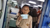 Renal menunjukkan buku tabungannya di layanan Teras BRI Kapal saat singgah di Desa Telaga Kecil. Kantor BRI Unit Tarempa melalui Teras BRI Kapal berupaya melakukan edukasi dan sosialisasi terkait pentingnya menabung di bank. Tidak hanya kepada orang dewasa saja melainkan juga anak-anak sekolah di pulau yang menjadi lokasi operasi layanan bank terapung.  