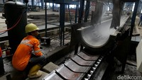 Beginilah proses molding atau pelumasan sebelum beton itu dicetak dengan mesin yang berputar.