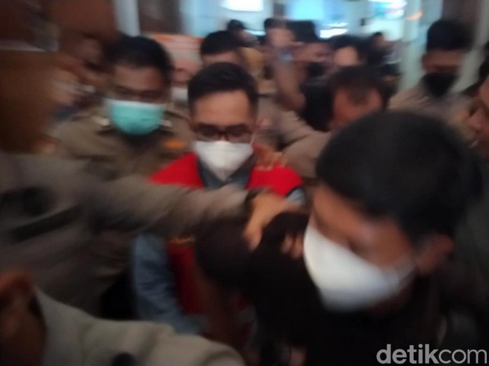 Terdakwa kasus pencabulan Mas Bechi keluar ruang sidang di PN Surabaya