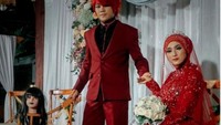Saat pernikahan, Marcel Radhival dan Tika Mega Lestari juga mengenakan pakaian serba merah. Foto: Istimewa