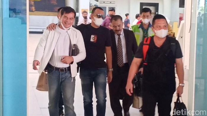 Tim kuasa hukum Brigadir J tiba di Bandara Sultan Thaha Jambi.