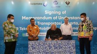 CEO Equipmake Holdings Plc Ian D Foley akan menyiapkan pembuatan mesin bus listrik dengan cara retrofit, yaitu mengubah mesin konvensional menjadi mesin yang digerakkan listrik. Menurutnya, cara ini sudah digunakan di negara lain.