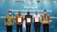 Direktur Utama PT Transportasi Jakarta (Transjakarta) M. Yana Aditya, Kepala Dinas Perhubungan DKI Jakarta Syafrin Liputo, Wakil Gubernur DKI Jakarta Ahmad Riza Patria, Direktur Utama PT VKTR Teknologi Mobilitas (VKTR) Gilarsi W. Setijono, dan founder sekaligus CEO Equipmake Ltd, Ian Foley, berbincang usai penandatanganan nota kesepahaman (MoU) kerja sama tripartit dalam rangka menjajaki penerapan teknologi retrofit untuk mengonversi bus konvensional menjadi bus listrik dalam skala massal, di Jakarta, Kamis (18/8/2022).