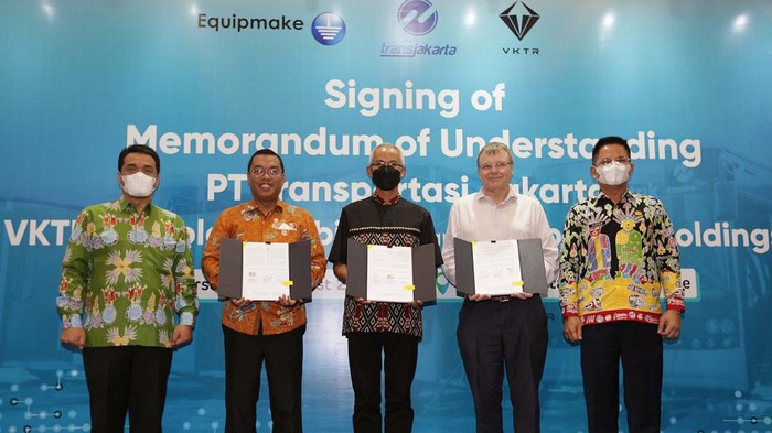 TransJ Akan Ubah Bus Diesel Jadi Bus Listrik PT TransJakarta menggandeng PT VKTR dan Equipmake Limited. Mereka akan melakukan konversi dari bus bermesin diesel menjadi bus listrik.