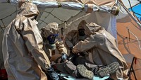 Petugas mengenakan baju hazmat khusus untuk menanggulangi korban nuklir dalam simulasi itu. Seperti dilansir AFP, Kamis (18/8/2022), Kiev dan Moskow terus saling tuding terkait gempuran yang menghantam area-area dekat PLTN Zaporizhzhia. PLTN tersebut merupakan pembangkit listrik tenaga nuklir terbesar di kawasan Eropa.