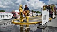 Petugas melakukan sterilisasi dan baju pelindung anti radiasi nuklir. Sebagai catatan, PLTN Zaporizhzhia dikuasai pasukan Rusia sejak Maret lalu atau satu bulan invasi Rusia.