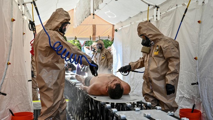 Ukraina Gelar Simulasi Bencana Nuklir Gegera PLTN Dikuasai Rusia Members of the State Emergency Service attend nuclear disaster response drills amid shelling of Zaporizhzhia Nuclear Power Plant, as Russia's attack on Ukraine continues, in Zaporizhzhia, Ukraine August 17, 2022. REUTERS/Dmytro Smolienko
