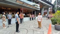 Sejak 30 menit sebelum upacara mulai, para staff hotel mondar-mandir mempersiapkan printilan upacara dengan mengenakan busana batik.