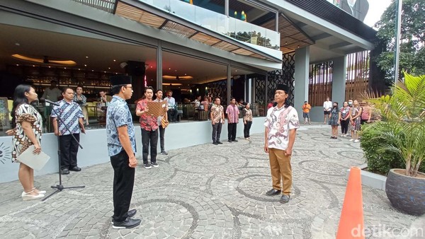 Sejak 30 menit sebelum upacara mulai, para staff hotel mondar-mandir mempersiapkan printilan upacara dengan mengenakan busana batik. Sejak 30 menit sebelum upacara mulai, para staff hotel mondar-mandir mempersiapkan printilan upacara dengan mengenakan busana batik.