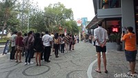 Bule-bule yang menginap di hotel mulai menonton persiapan upacara bendera. Memang, malam sebelumya staff hotel sudah menyebar undangan ke semua kamar, bilamana ada tamu yang ingin ikut upacara atau sekedar menontonnya.