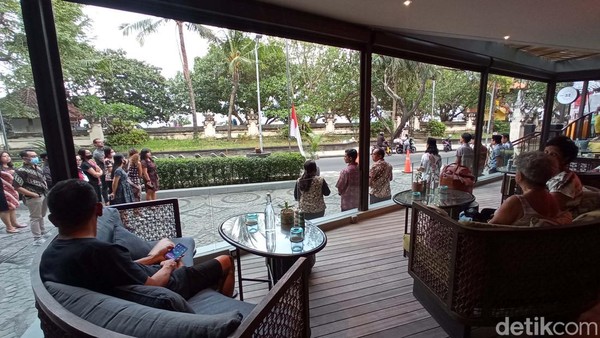 Salah satunya adalah Maria, turis Uganda yang sudah duduk manis di depan restoran hotel, 32 street. Kebetulan, restoran ini langsung menghadap ke halaman yang adalah tempat berlangsungnya upacara. Salah satunya adalah Maria, turis Uganda yang sudah duduk manis di depan restoran hotel, 32 street. Kebetulan, restoran ini langsung menghadap ke halaman yang adalah tempat berlangsungnya upacara.