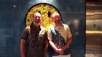 Selain Maria, ada Ben Harrington bule asal Inggris yang juga baru pertama kali melihat upacara bendera. Ben kebetulan bekerja di hotel ini sebagai chef. Menurut Ben, upacara di Inggris cukup berbeda dengan Indonesia. Sehingga ini jadi salah satu budaya yang menarik untuk dipelajari olehnya.