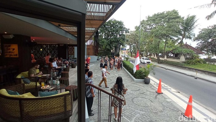 Upacara Hari Kemerdekaan Indonesia dilakukan di setiap tempat wisata, termasuk Kuta Bali. Bule-bule yang menginap menonton dengan takjub.