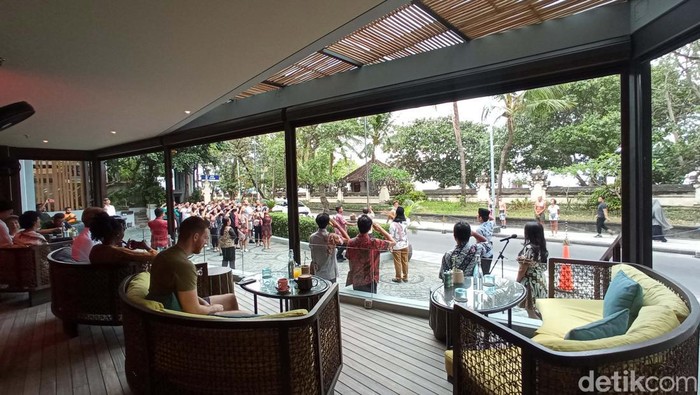 Upacara 17 Agustus di Bali, Bule-bule Girang Baru Pertama Kali Lihat Upacara Hari Kemerdekaan Indonesia dilakukan di setiap tempat wisata, termasuk Kuta Bali. Bule-bule yang menginap menonton dengan takjub.