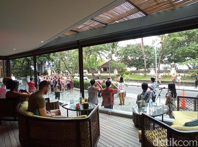 Upacara 17 Agustus di Bali, Bule-bule Girang Baru Pertama Kali Lihat