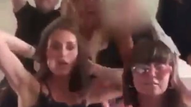 Video viral Perdana Menteri (PM) Finlandia Sanna Marin saat pesta. (Tangkapan Layar via Twitter @visegrad24)