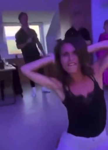 Video viral Perdana Menteri (PM) Finlandia Sanna Marin saat pesta. (Tangkapan Layar via Twitter @visegrad24)