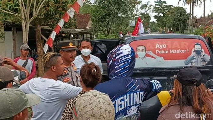 Warga adang rombongan Tim Peneliti operator tambang Banyuwangi yang dikawal polisi