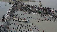 Masyarakat pesisir secara sukarela bekerja memperbaiki tanggul yang rusak di kawasan pesisir di Khulna, Bangladesh, Rabu (17/8/2022) waktu setempat. Khulna berada di sebelah barat daya Ibu Kota Dhaka, sekitar 240 km.