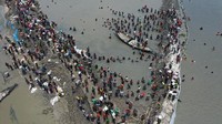 Akibat pasang surut air laut, tanggul pesisir Bangladesh jebol.  