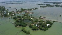 Foto udara memperlihatkan daratan yang terendam air laut. Banjir dan air asin memasuki wilayah pemukiman membuat tanaman dan peternakan ikan milik warga rusak.  