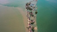 Banjir air laut terlihat mengikis daratan membuat banyak warga Bangladesh kehilangan mata percaharian.  