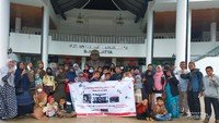 Berfoto bersama di depan Perpustakaan Bung Hatta