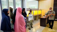 Pengelola pustaka Bung Hatta menjelaskan fasilitas yang tersedia