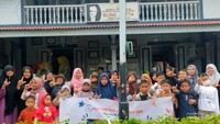 Berfoto bersama di depan rumah kelahiran Bung Hatta