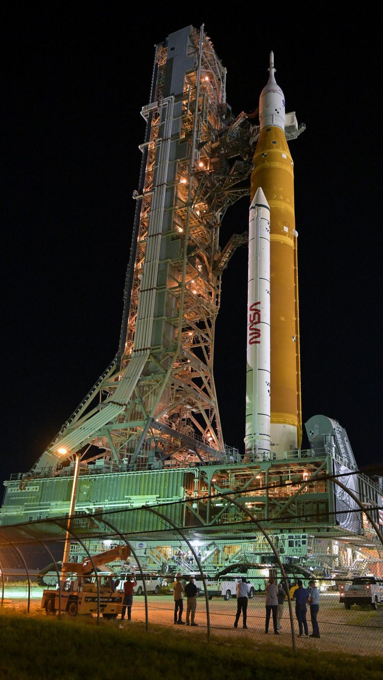 Wujud Roket Generasi Baru NASA yang Siap Meluncur ke Bulan NASA’s next-generation moon rocket, the Space Launch System (SLS) rocket with its Orion crew capsule perched on top, leaves the Vehicle Assembly Building (VAB) on a slow-motion journey to its launch pad at Cape Canaveral, Florida, U.S. August 16, 2022. REUTERS/Steve Nesius
