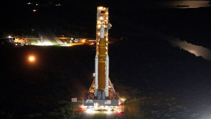 NASAs next-generation moon rocket, the Space Launch System (SLS) Artemis 1 rocket with its Orion crew capsule stands on launch pad 39B at the Kennedy Space Center in Cape Canaveral, Florida, U.S. August 17, 2022. REUTERS/Joe Skipper