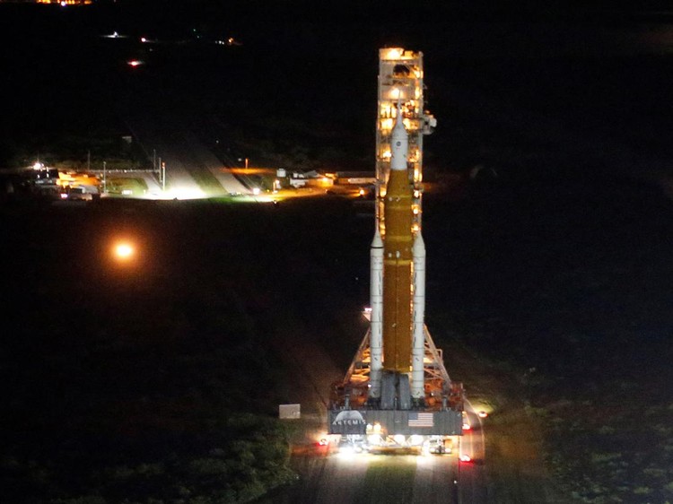 Wujud Roket Generasi Baru NASA yang Siap Meluncur ke Bulan NASAs next-generation moon rocket, the Space Launch System (SLS) Artemis 1 rocket with its Orion crew capsule stands on launch pad 39B at the Kennedy Space Center in Cape Canaveral, Florida, U.S. August 17, 2022. REUTERS/Joe Skipper