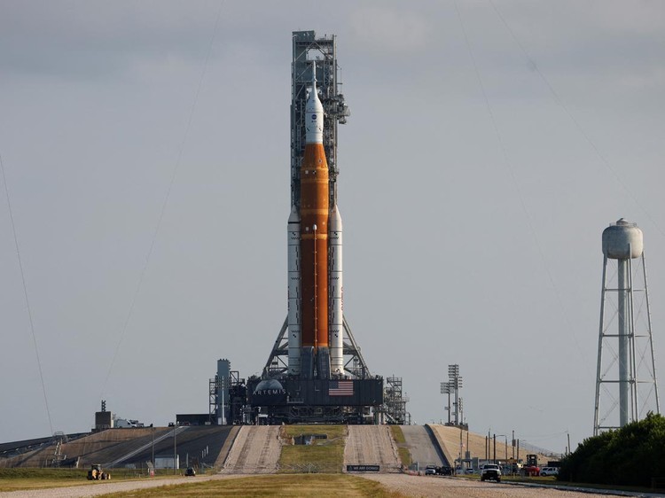 Wujud Roket Generasi Baru NASA yang Siap Meluncur ke Bulan NASAs next-generation moon rocket, the Space Launch System (SLS) Artemis 1 rocket with its Orion crew capsule stands on launch pad 39B at the Kennedy Space Center in Cape Canaveral, Florida, U.S. August 17, 2022. REUTERS/Joe Skipper