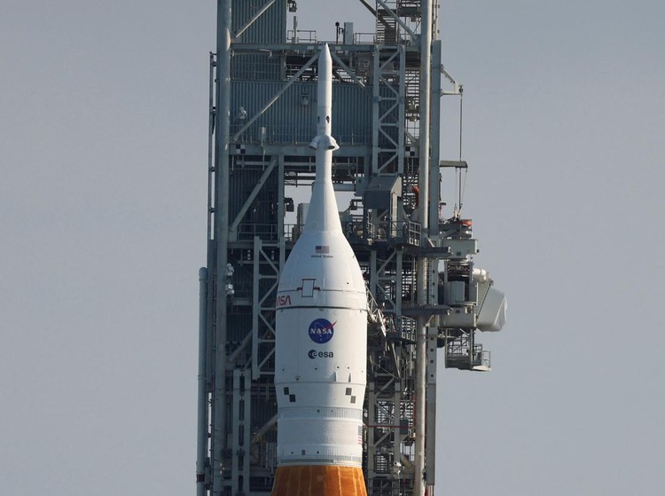 NASAs next-generation moon rocket, the Space Launch System (SLS) Artemis 1 rocket with its Orion crew capsule stands on launch pad 39B at the Kennedy Space Center in Cape Canaveral, Florida, U.S. August 17, 2022. REUTERS/Joe Skipper