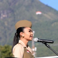 Mengenakan outfit bernuansa coklat, Yuni Shara tampil sebagai pembina upacara. Dengan pulasan makeup natural, penampilan Yuni tampak begitu memukau. Foto: Instagram/@yunishara36