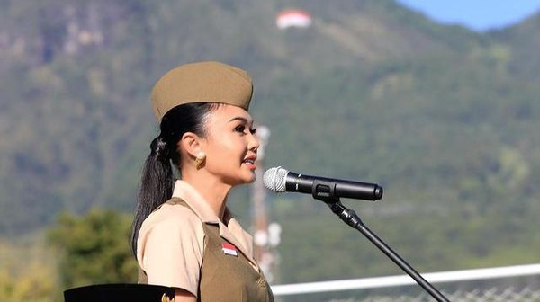 Gaya Yuni Shara Pimpin Upacara Bendera di Gedung Sekolah Sendiri