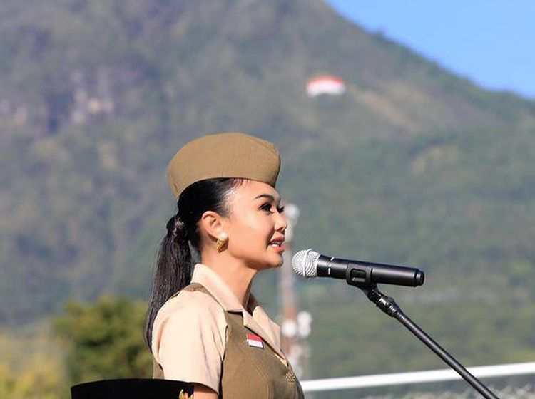 Gaya Yuni Shara Pimpin Upacara Bendera di Gedung Sekolah Sendiri