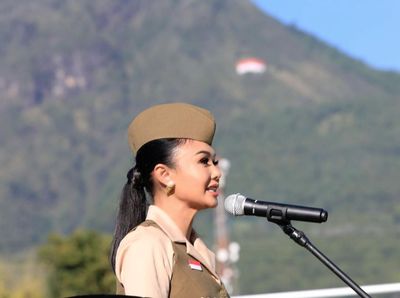 8 Foto Yuni Shara Upacara Bareng Anak-anak di PAUD-nya, Gayanya Curi Atensi