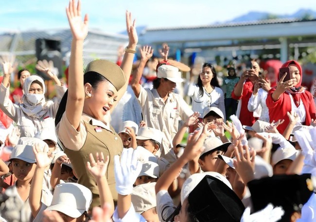 Peserta upacaranya ialah para murid di sekolah PAUD milik Yuni Shara. Dalam foto terlihat Yuni begitu dekat dengan anak-anak yang bersekolah di PAUD-nya itu. Foto: Instagram/@yunishara36