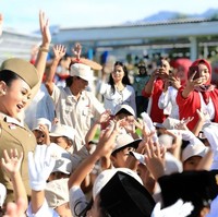 Peserta upacaranya ialah para murid di sekolah PAUD milik Yuni Shara. Dalam foto terlihat Yuni begitu dekat dengan anak-anak yang bersekolah di PAUD-nya itu. Foto: Instagram/@yunishara36
