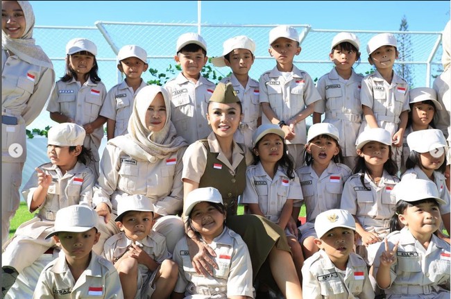 Yuni Shara tampil dengan kemeja berwarna coklat yang dipadukan dengan rompi dan rok berwarna hijau army. Penampilannya itu kemudiann dilengkapi dengan topi berwarna senada.  Foto: Instagram/@yunishara36